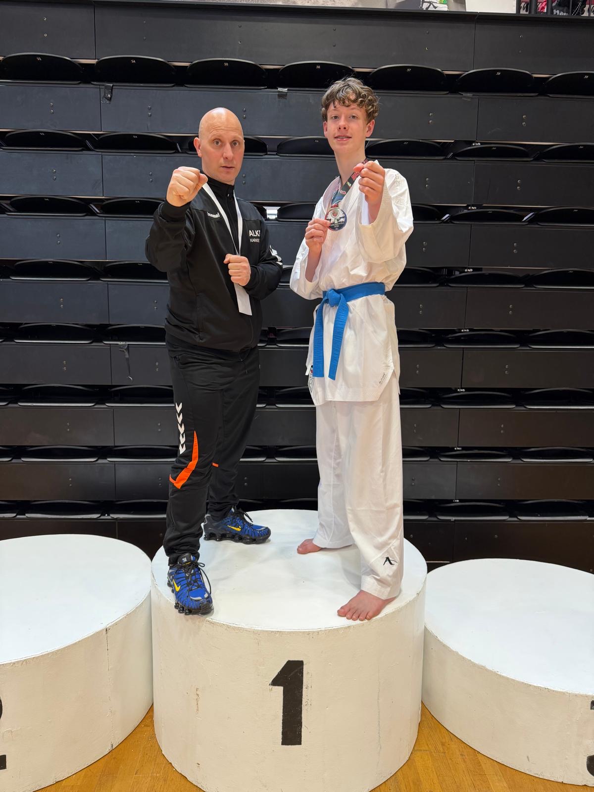 Op de foto Jesaja en Erwin Gotwalt