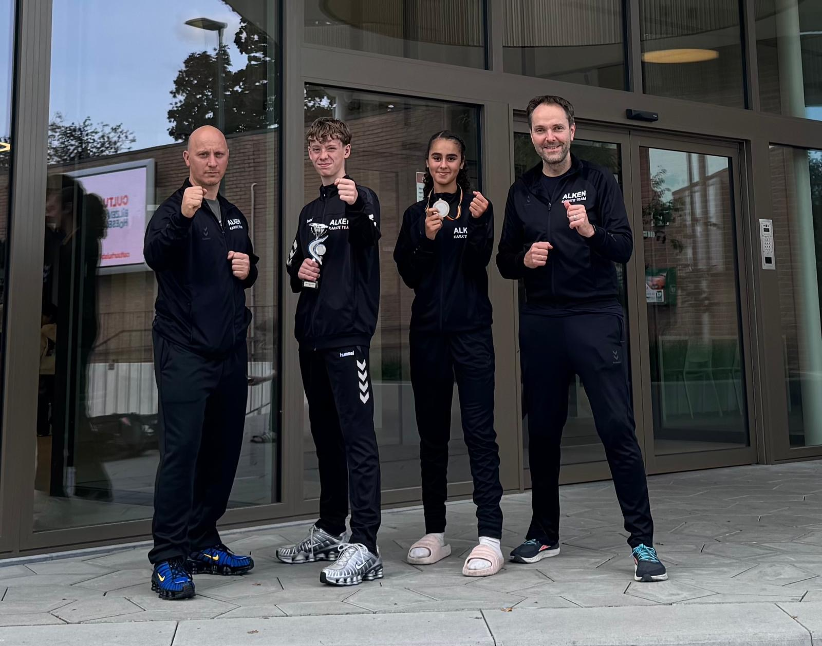 Op de foto coach Erwin Gotwalt, Karateka Jesaja Gotwalt, Karateka Selma Mocho en coach Gerald Essers