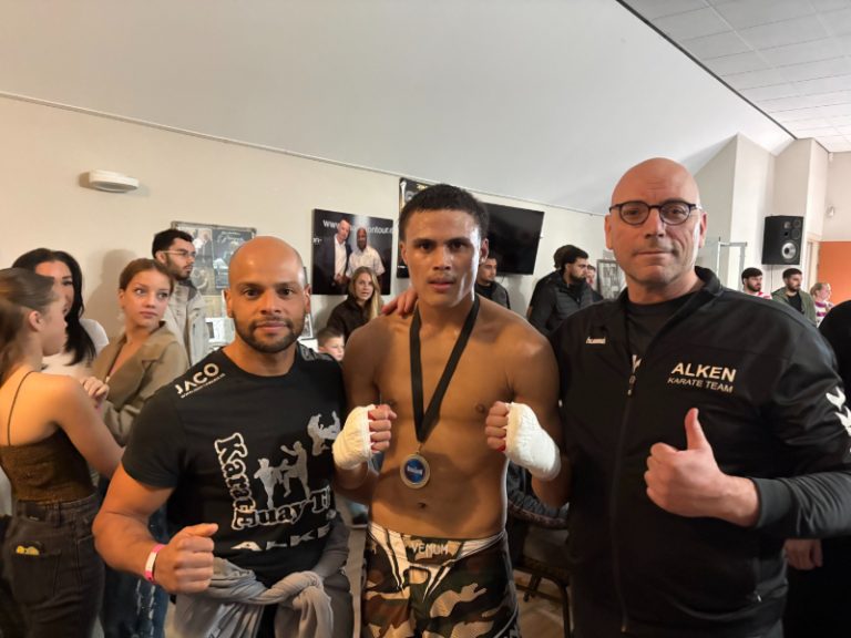 Levi Sulmann geflankeerd door zijn trainers.