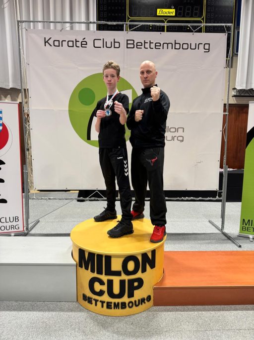 Jesaja, samen met zijn vader, op het erepodium tijdens de Miloncup in Luxemburg